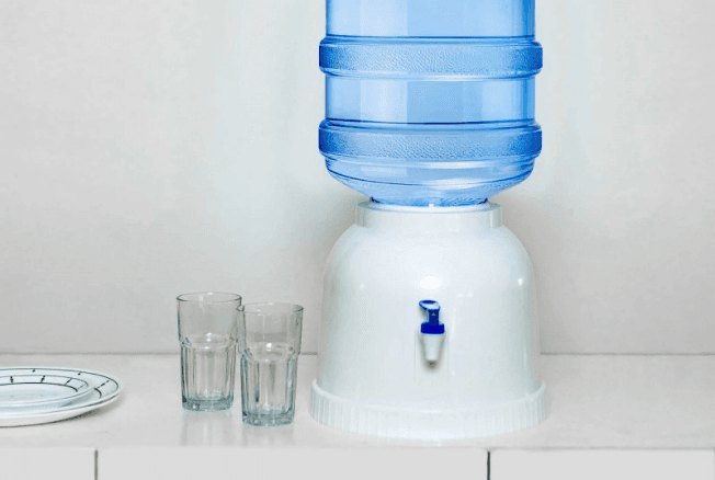 Tabletop water dispenser fitted with a reusable bottle